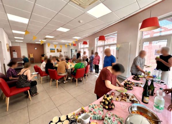 Personnes qui se servent au buffet