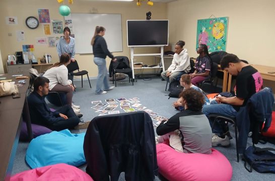 groupe d'adolescents assis en cercle
