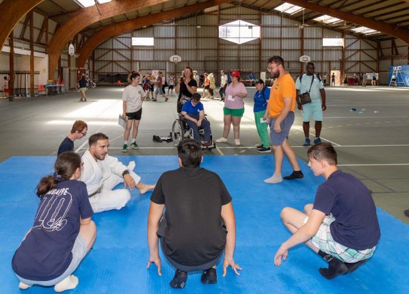Défi sport : un professeur explique le judo à 3 jeunes
