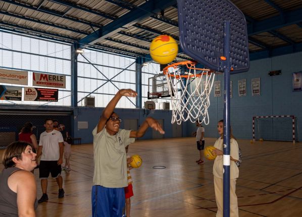 Défi sport : un jeune homme met un panier au basket