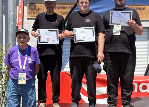L'équipe de triplette sur le podium