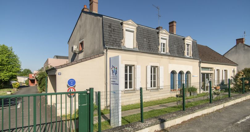 L'EANM Vierzon - Bâtiment administratif accueil vue de la route
