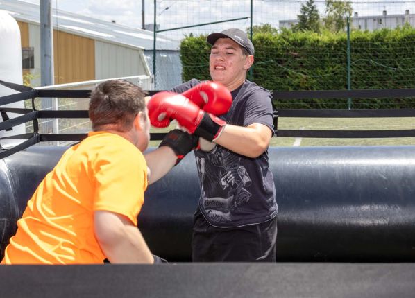 Défi sport : combat de boxe entre 2 hommes