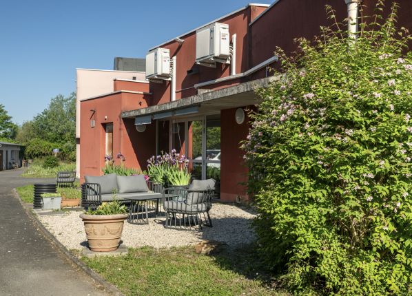 L'EANM Vierzon - terrasse à l'arrière du bâtiment