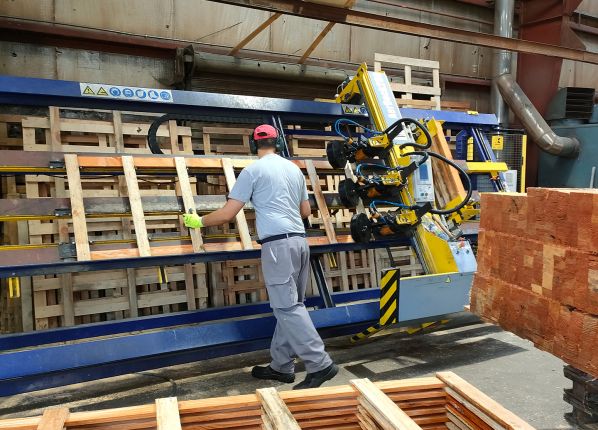Un ouvrier travaillant dans l'Atelier palette de l'EA ALTEA à Vierzon