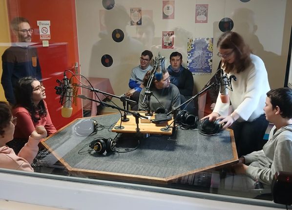 Photo desjeune en situation Handicap dans une radio du Cher lors d'une sortie de l'UEE Lycée des PEP18