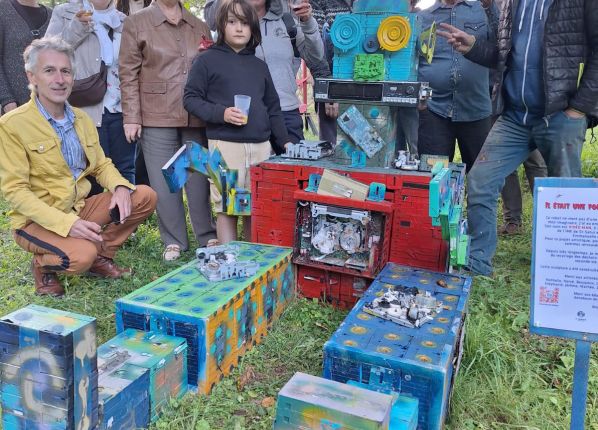 Groupe d'enfants en activité de fabrication de personnages en carton