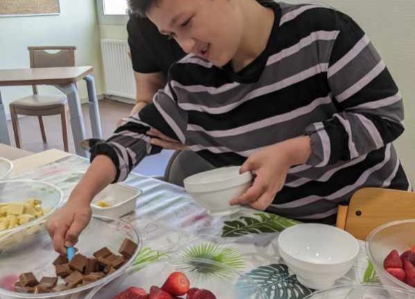 photo de l'activité dessert des jeunes du DAME (IME) de Vierzon autour du thème Poule Printemps et Rock’n roll