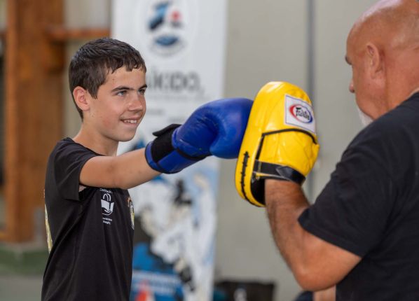 Défi sport : un garçon s'essaie à la boxe contre le professeur