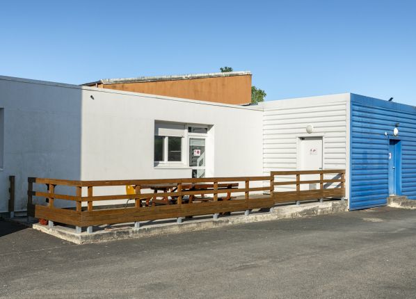 ESAT Entre Cher et Loire Vierzon - terrasse côté cour