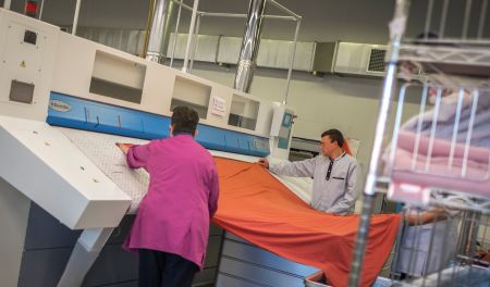 Personnes en situation de handicap travaillant dans une blanchisserie à l'EA ALTEA de Vierzon