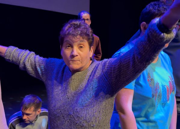 photo du spectacle et de la scène de danse lors du Festival de danse inclusive à Aix Les bains sortie organisée par les PEP18