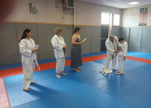 un enfant avec une nouvelle ceinture de judo