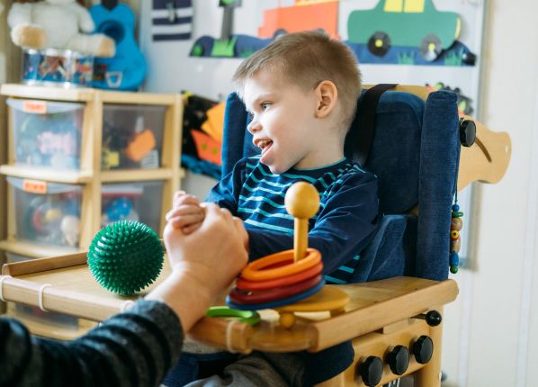 Un très jeune enfant autiste dans une salle de classe de l'IZEP de Vierzon PEP18