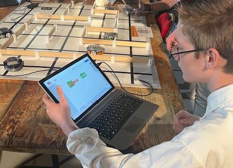 photo jeunes des PEP18 lors de journée nationale des Makers avec des montages en Lego lors de l’activité CréaCode Lab