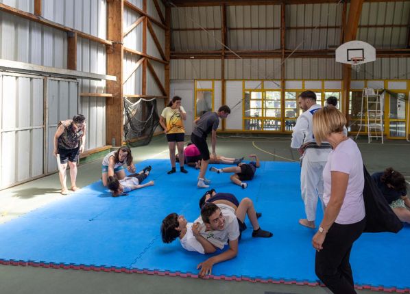 Défi sport : plusieurs duos de jeune font des prises de judo sur le tatami