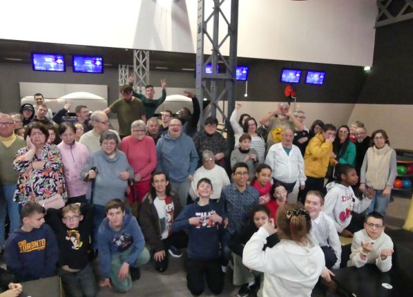 Groupe multi générations à la fête