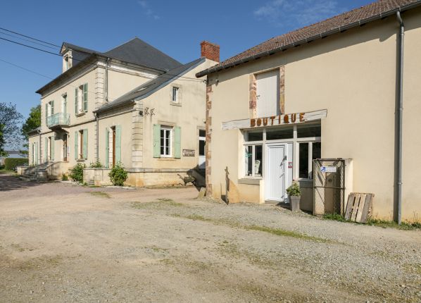 ESAT Le Bergerat Vesdun - devant la boutique