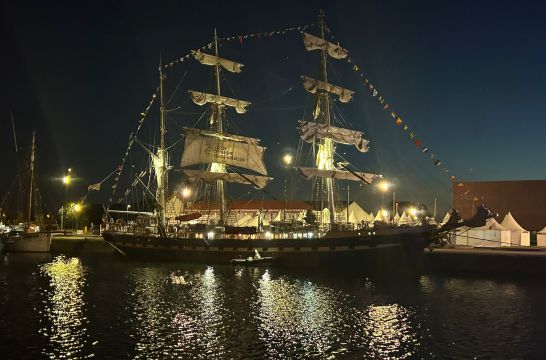 Le Belem en entier à quai, de nuit