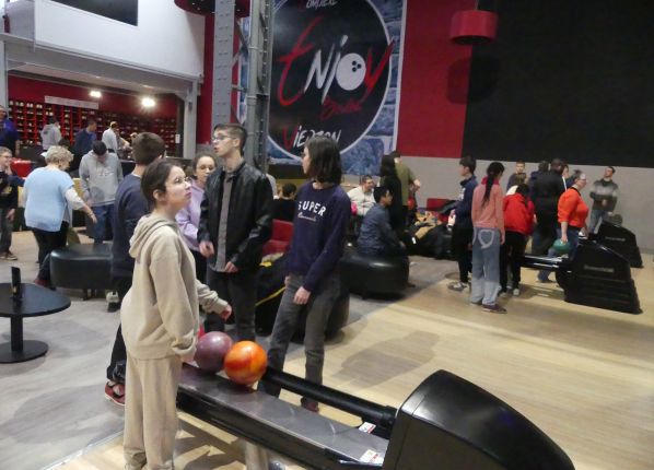 une équipe de jeunes commence la partie de bowling