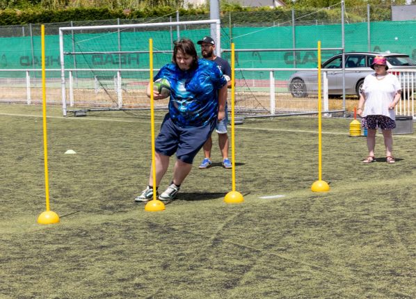 Défi sport : un groupe s'essaie au rugby entre les plots