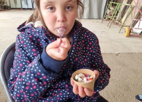 Une fille goûte une glace artisanale