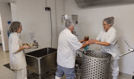 Adultes en situation de handicap au travail dans une conserverie de l'ESAT le Bergerat à Vesdun