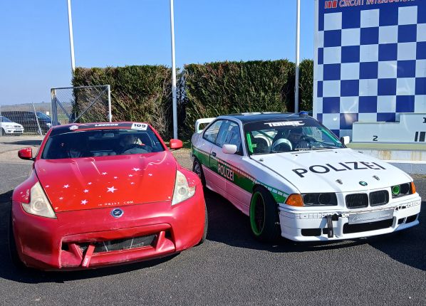 2 voiture de drift sur un circuit de Vierzon