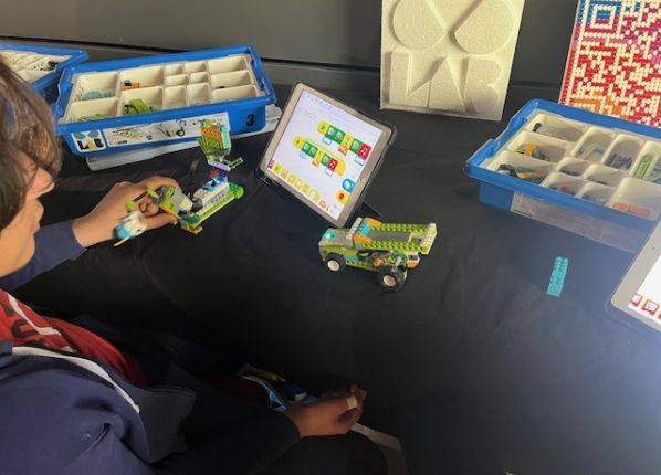 photo de journée nationale des Makers avec des montages en Lego lors de l’activité CréaCode Lab avec les jeunes des PEP18