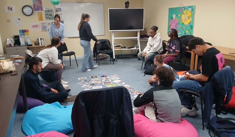 groupe d'adolescents assis en cercle