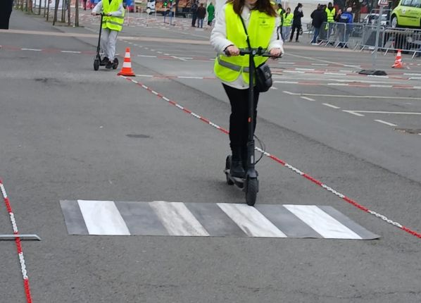 Photo des jeunes des PEP18 à la sortie prévention routière - prévention trottinette