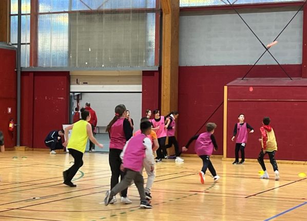 Photo des enfants en situation Handicap en session de sport indoor de l'UEE des PEP18
