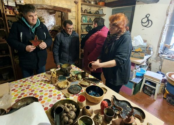 Photo de 2 personnes en activité pendant un atelier céramique avec les PEP18
