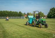 Homme passant le tracteur tondeuse