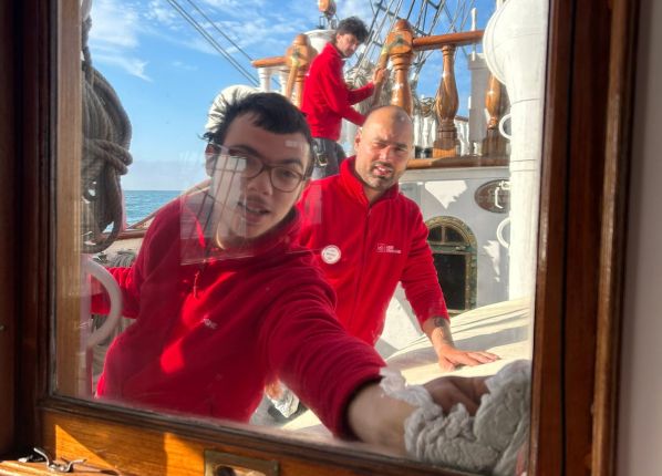 Ménage à bord du Belem, nettoyage des vitres
