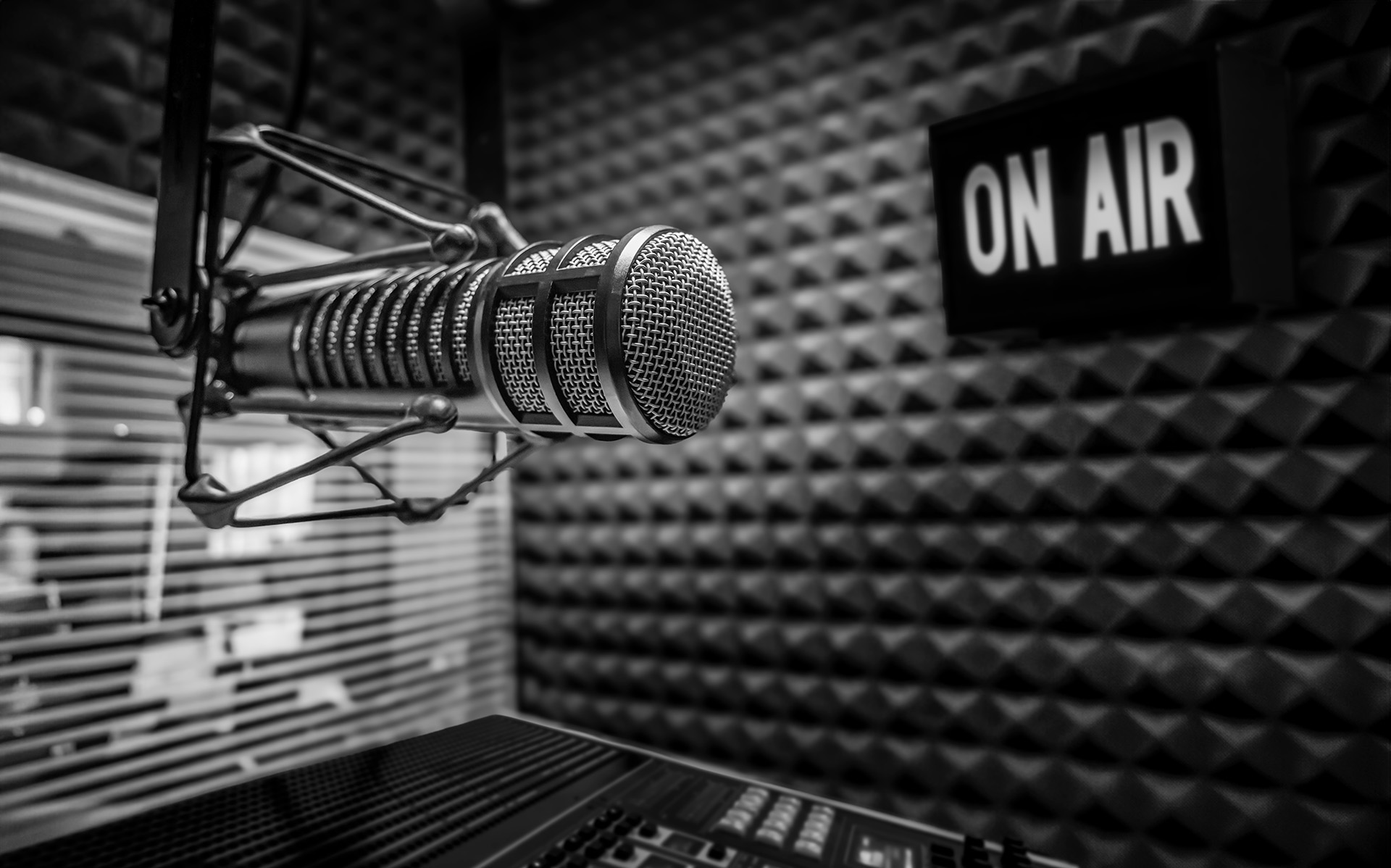 illustration d'un micro dans un studio d'enregistrement de radio