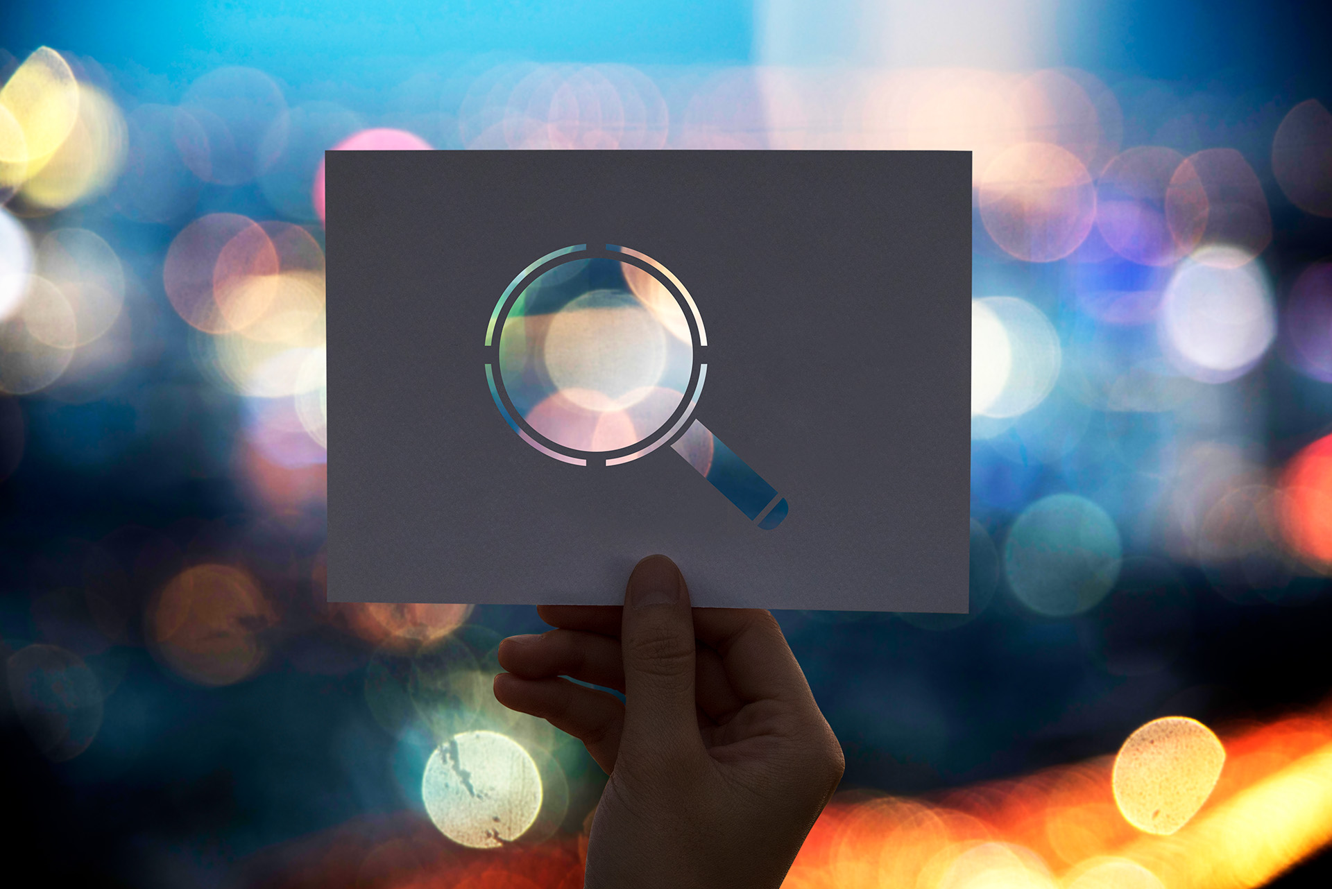 photo symbolisant la R&D avec une loupe et un arrière plan coloré et flou